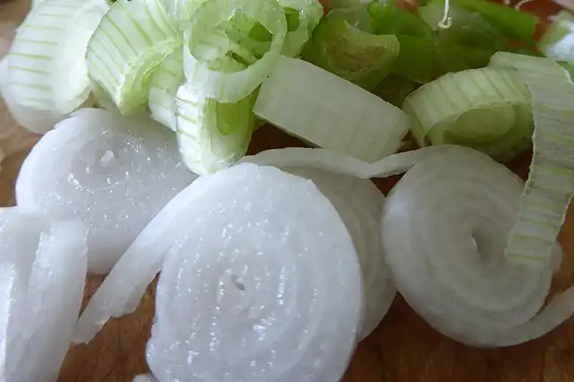 oignons blancs en cuisine 02