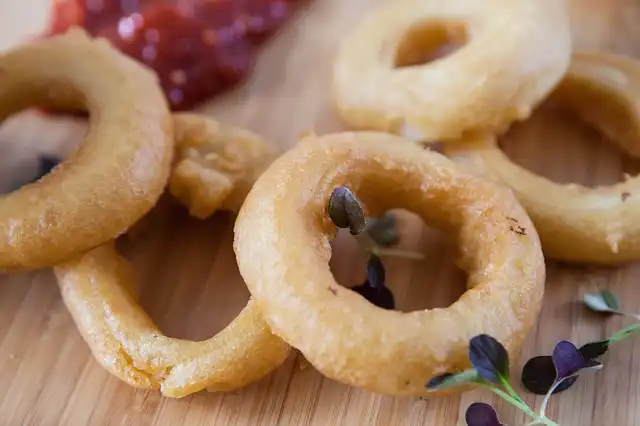 oignons de couleur en cuisine 02
